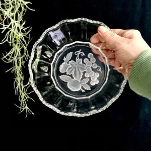 Vintage pressed glass bowl pressed glass bowl / fruit plate / pressed glass / Art Déco pressed glass
