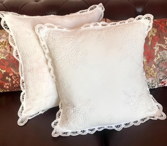 2 Kissenbezüge / Vintage Kissenbezug / Kissenbezug Taufe / weißer Kissenbezug mit Battenberg Spitze 35 x 35 cm