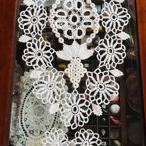 2 decorative doilies / vintage doilies / doilies / handmade / bobbin lace doilies