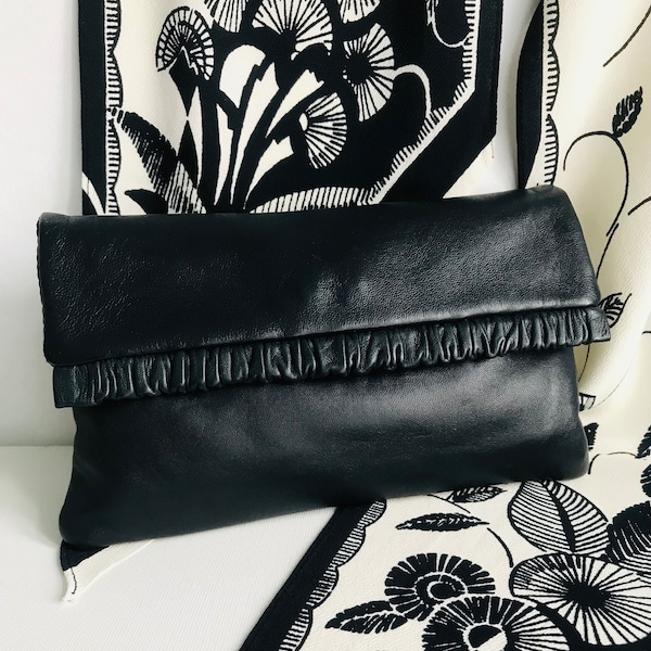 Vintage Leder Clutch mit Tuch/schwarze Leder Clutch/Ledertasche/Abend Tasche/Leder/Schwarz/Crêpe Georgette Stoff