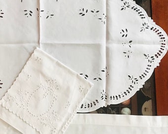 5 Zierdeckchen und Tischläufer Vintage Deckchen  Dekoration Handarbeit  Deckchen Klöppel Borte  Deckchen doilies.