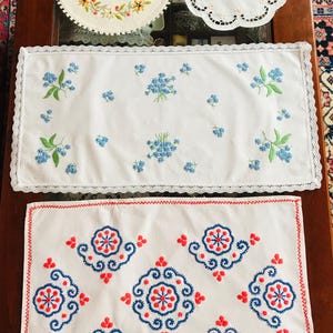4 decorative doilies, 1 table runner/vintage doily/decoration handmade doily bobbin lace border/doilies/doilies.