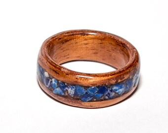 Bague en bois courbé avec incrustation de lapis lazuli