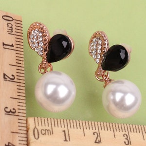 Earrings with crystals image 3