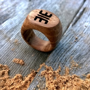 Handgeschnitzter Ring mit Initialen Bild 1