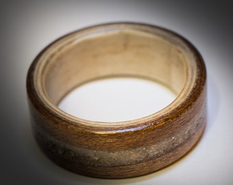 Anillo de madera curvada con incrustaciones de arena del Báltico.