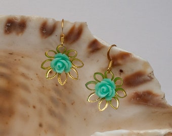 Boucles d'oreilles avec des fleurs de or et roses