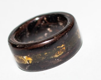 Anillo de madera de ébano macassar con incrustaciones.