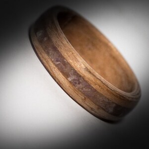 Anillo de madera curvada con incrustaciones de amatista. imagen 3