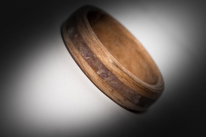 Anillo de madera curvada con incrustaciones de amatista. imagen 3