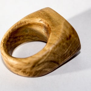 Handgeschnitzter Ring mit Initialen Bild 4