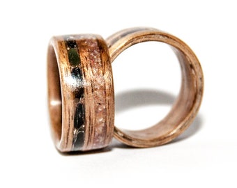 Anillo de madera curvada con dos incrustaciones.