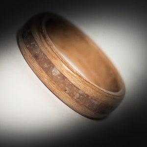 Anillo de madera curvada con incrustaciones de amatista. imagen 4