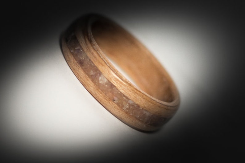 Anillo de madera curvada con incrustaciones de amatista. imagen 4