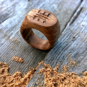 Handgeschnitzter Ring mit Initialen Bild 7