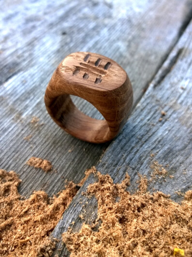 Handgeschnitzter Ring mit Initialen Bild 7