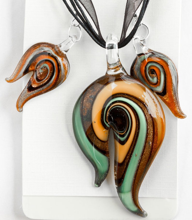 Glass pendant with earrings image 1