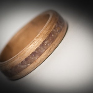 Anillo de madera curvada con incrustaciones de amatista. imagen 2