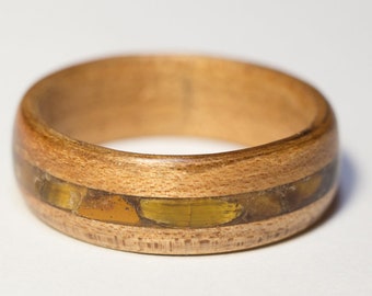 Anillo de madera curvada con incrustaciones de ojo de tigre.