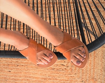 solid fluffy crisscross design flat sandals