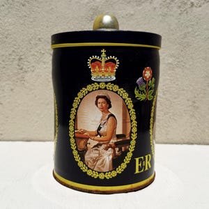 Vintage Queen Elizabeth Silver Jubilee Tin