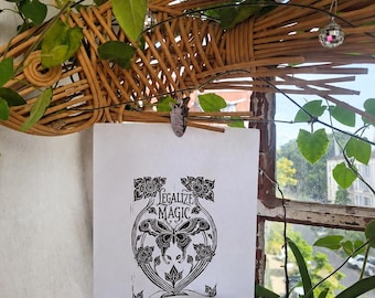 Legalize Magic Linoldruck – handgedruckter Schmetterling | Witchy Wall Art | Dark Cottagecore | Mystische Wandkunst