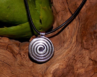 Lederkette mit mit Metallanhänger, Spiralsymbol, Spirale, Amulett