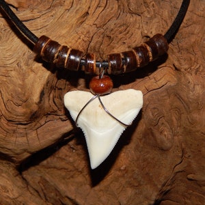 Surferketting met grote haaientand en natuurlijke parels, stijlvolle leren ketting, ECHTE haaientand, natuurproduct, 01
