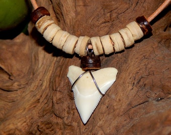 Surferkette mit großem Haizahn und Naturperlen,Holzperlen,Naturschmuck