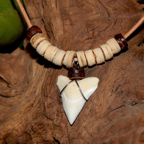 Collier surfeur avec grosse dent de requin et perles naturelles, perles en bois, bijoux naturels