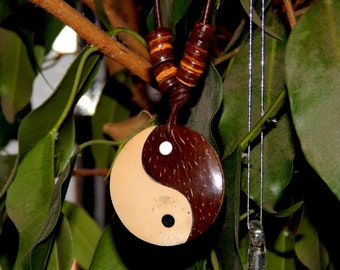 Yin und Yang Symbol aus Holz gefertigt mit echter Naturlederkette