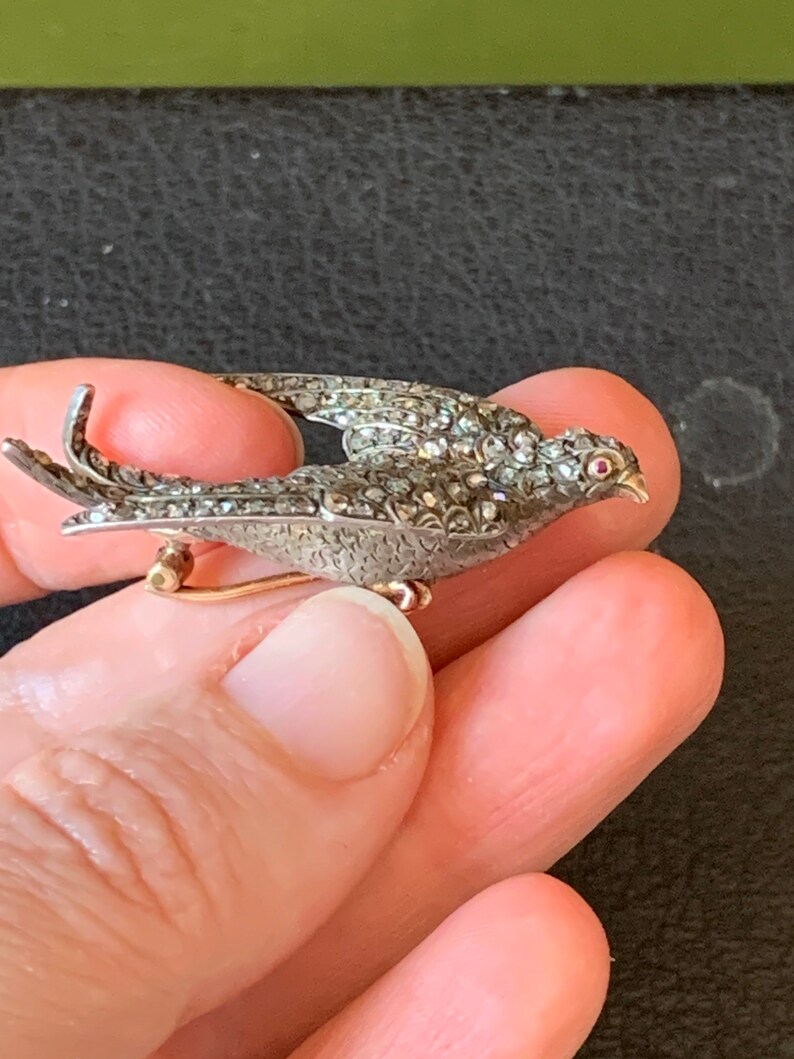 Broche Vintage Hirondelle Religieuse Notre Dame Sur Vire - Bijou Ancien, Bon état, Fabriqué En France
