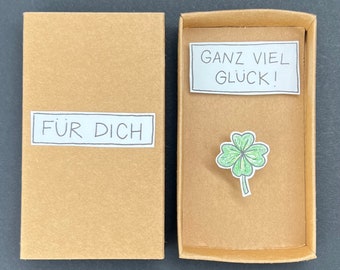 Schachtel mit Glückskleeblatt