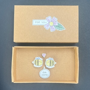 Matchbox met twee verliefde bijen, Bee Mine, Be Mine, liefdesverklaring, Valentijnsdagcadeau, souvenir, favoriete persoon