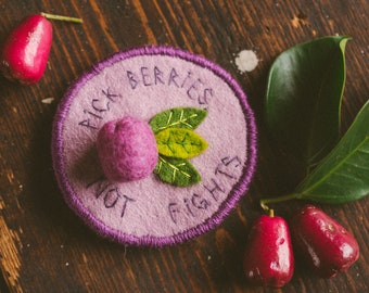 Felt Handmade Pin, Australian LIlli Pilli: Pick berries, not fights