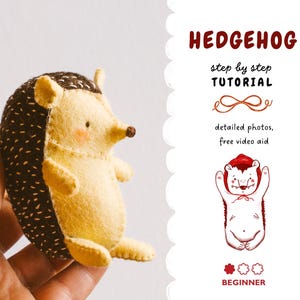 Pode incluir: Um brinquedo de ouriço-cacheiro de feltro feito à mão em tons de castanho e creme. O ouriço-cacheiro tem um dorso castanho com pontos brancos, um corpo creme e um pequeno nariz castanho. A imagem também inclui o texto "Hedgehog Tutorial".