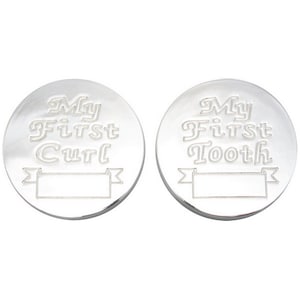 Könnte beinhalten: Zwei silberfarbene runde Token mit eingraviertem Text. Der erste Token sagt "My First Curl" mit einem leeren Banner darunter. Der zweite Token sagt "My First Tooth" mit einem leeren Banner darunter.
