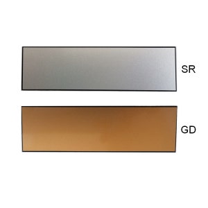 Op de afbeelding: Twee rechthoekige kleurstalen. De bovenste staal is zilverkleurig en heeft het label "SR". De onderste staal is lichtbruin en heeft het label "GD".