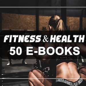 Op de afbeelding: Een vrouw in een zwarte sportbeha en shorts tilt gewichten in een sportschool. De tekst "FITNESS & HEALTH 50 E-BOOKS" is over de afbeelding gelegd.