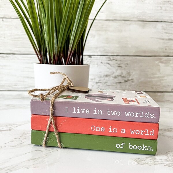 Je vis dans deux mondes, l’un est un monde de livres, cadeau Gilmore Girls, pile de livres, pile de livres en bois, Gilmore Girls, Gilmore Girls, Stars Hallow