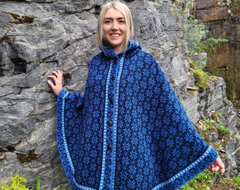 Poncho d'hiver chaud avec capuche/ Fait main/ Cape pour femme/ Laine naturelle/ Cadeau de Noël/ Tricots de qualité/ Fil/ Bleu/ Elotroi/