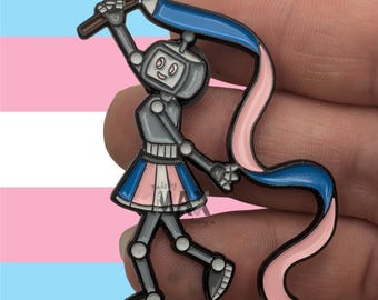 Può includere: Un robot argentato con una gonna rosa e blu tiene in mano un nastro blu e rosa. Il robot ha un nastro blu e rosa legato intorno alla testa. Il robot è in piedi su una mano.