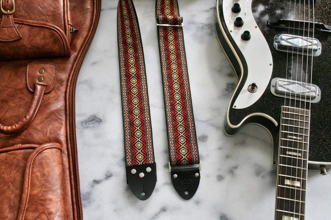 Vintage 60s Red 'Marley' Hippie Guitar - Camera - Bag Strap, foto 1 di 5