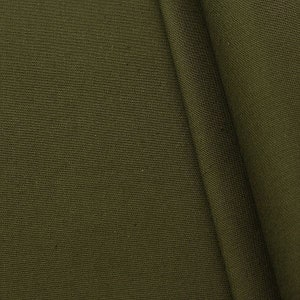 Könnte beinhalten: Nahaufnahme eines dunkelgrünen Stoffes mit einer dezenten Textur. Der Stoff ist in der Mitte gefaltet und zeigt auf der einen Seite die glatte Oberfläche und auf der anderen Seite die strukturierte Oberfläche.