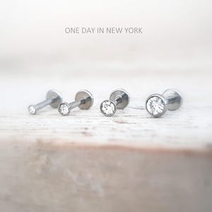 Pendientes planos en oro, plata y negro. *Labret, hélix, tragus, piercing: 2 mm, 3 mm, 4 mm, piercing de labio, piercing de nariz, lóbulo, 16 G imagen 3