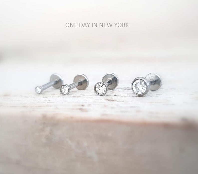 Pendientes planos en oro, plata y negro. *Labret, hélix, tragus, piercing: 2 mm, 3 mm, 4 mm, piercing de labio, piercing de nariz, lóbulo, 16 G imagen 3