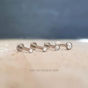 Pendientes planos en oro, plata y negro. *Labret, hélix, tragus, piercing: 2 mm, 3 mm, 4 mm, piercing de labio, piercing de nariz, lóbulo, 16 G imagen 5