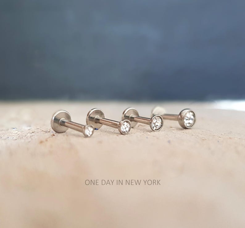 Pendientes planos en oro, plata y negro. *Labret, hélix, tragus, piercing: 2 mm, 3 mm, 4 mm, piercing de labio, piercing de nariz, lóbulo, 16 G imagen 5