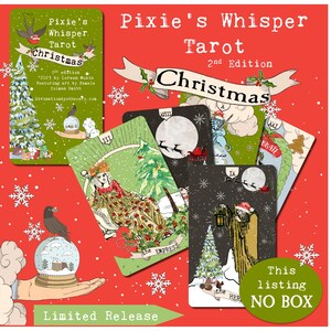 Puede incluir: Un juego de cartas de tarot de Navidad de Pixie's Whisper, 2.ª edición, con un esquema de colores verde, rojo y blanco. Las cartas presentan ilustraciones de escenas de invierno y personajes. El texto en las cartas dice "Pixie's Whisper Tarot 2.ª edición Navidad".