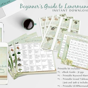 Puede incluir: Un kit digital imprimible para aprender a leer las cartas de Lenormand. El kit incluye una gu&iacute;a electr&oacute;nica, una matriz de palabras clave, un dise&ntilde;o de gran tableau y una baraja de cartas. La imagen muestra una tableta, un tel&eacute;fono inteligente y varias p&aacute;ginas impresas sobre una superficie blanca.